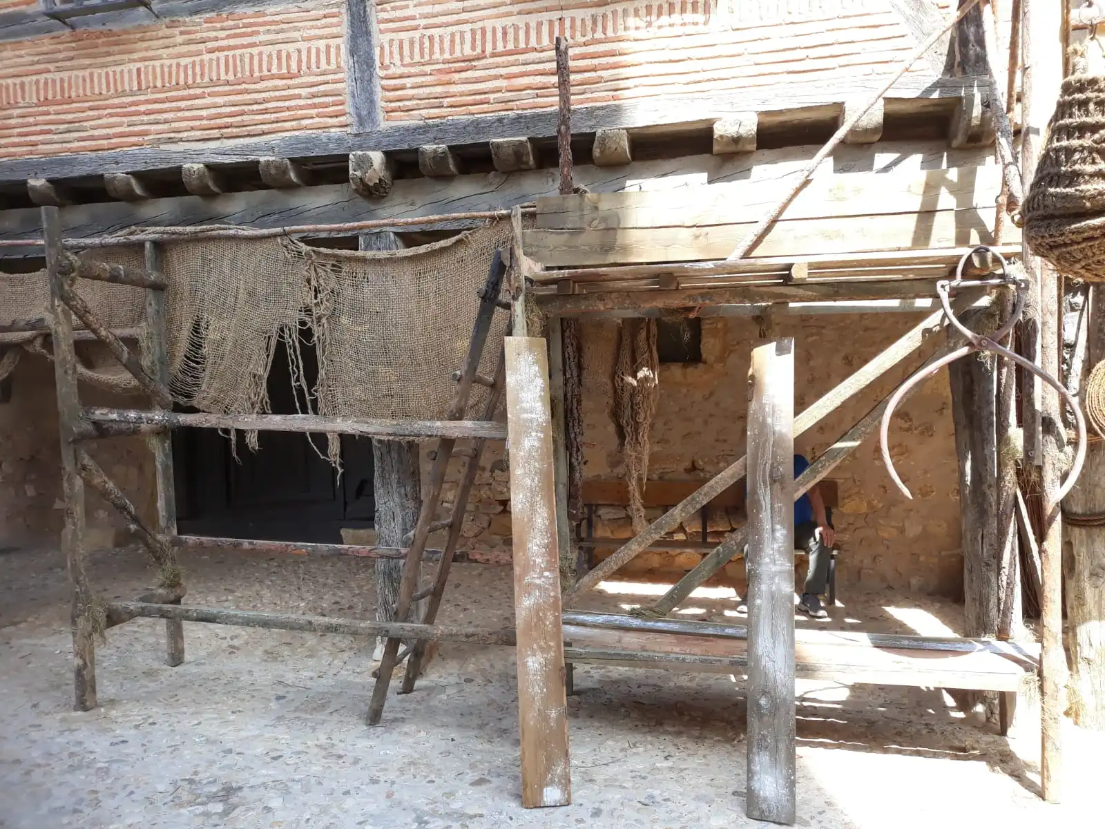 Fachada con Esteras y Cestería