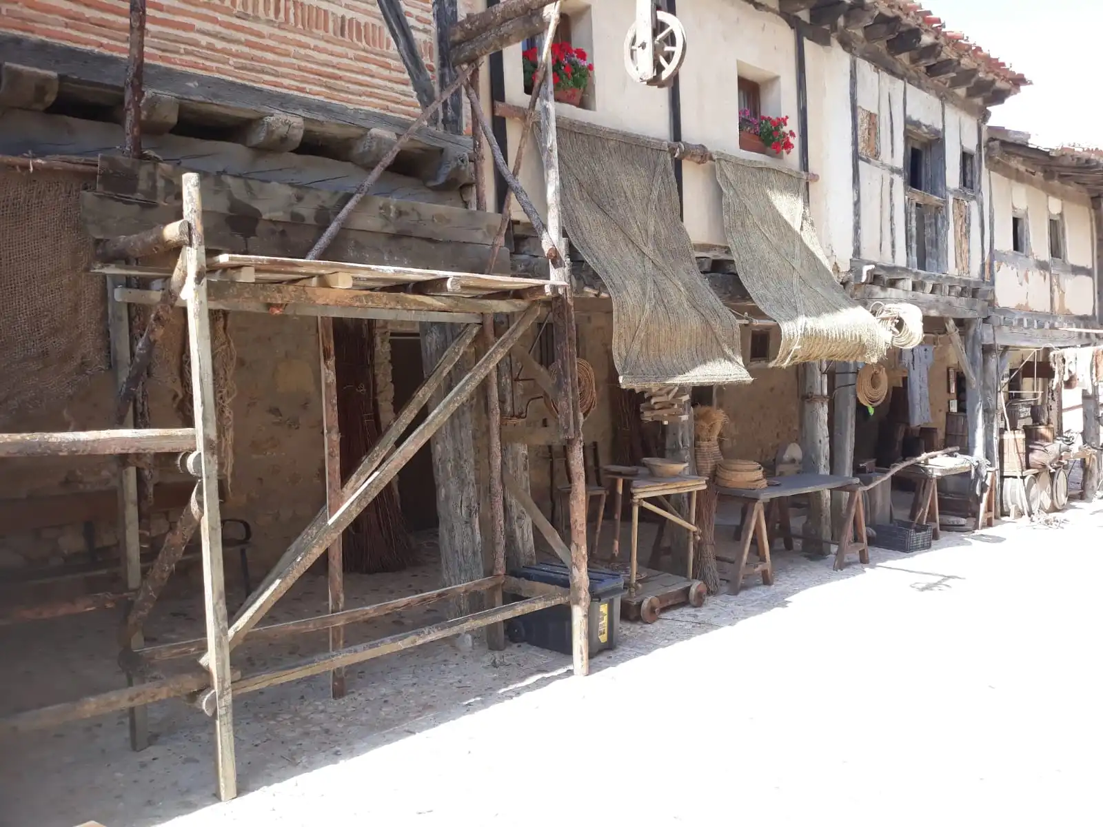 Calle de Cestería y Alfarería con Andamiaje