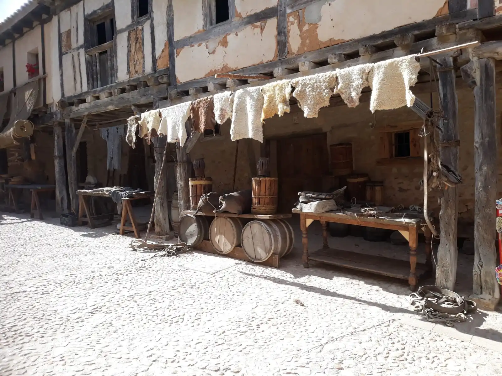 Puesto de Curtidor con Pieles Colgantes