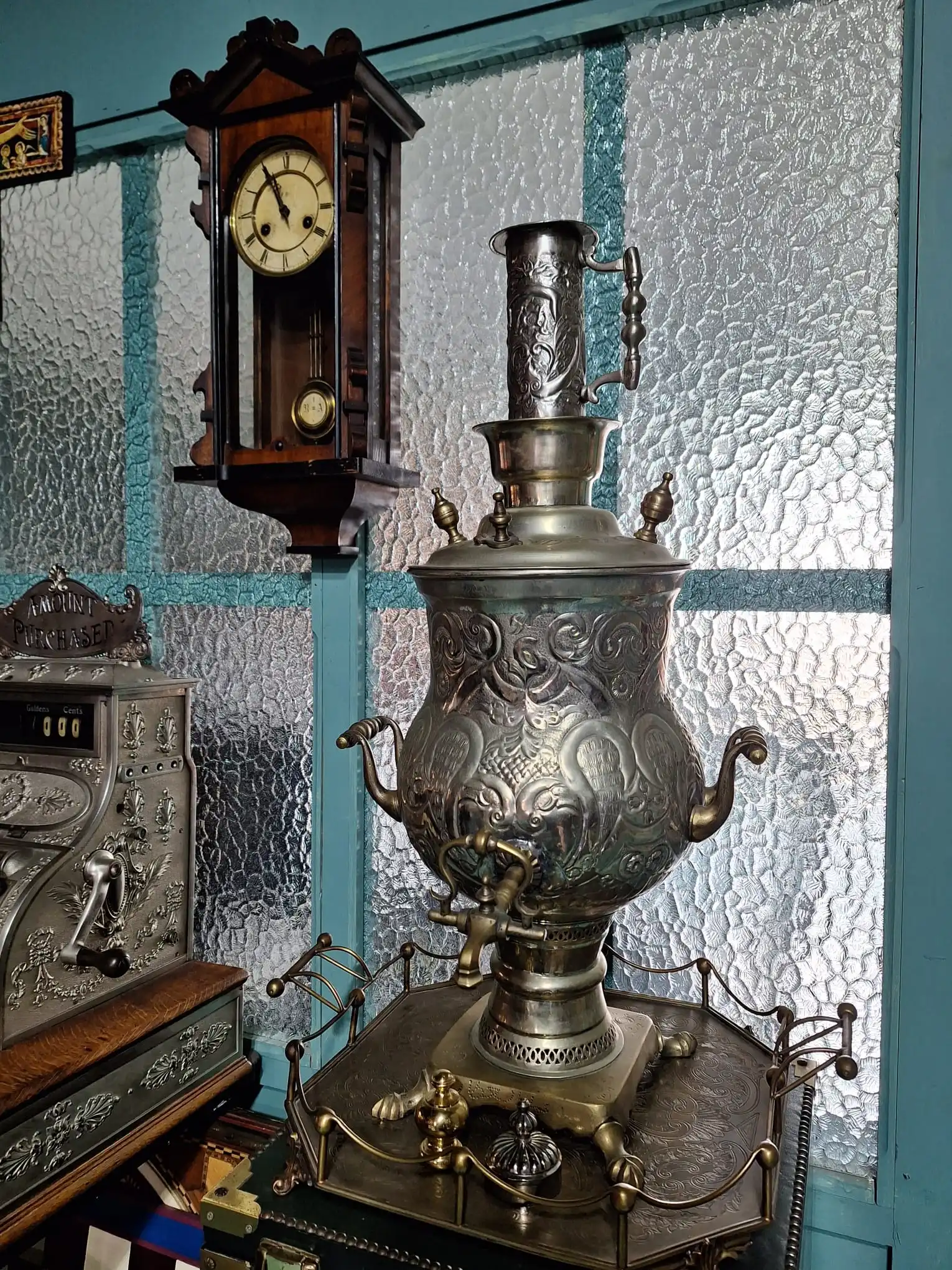 Samovar Repujado + Caja Registradora Antigua + Reloj Pared