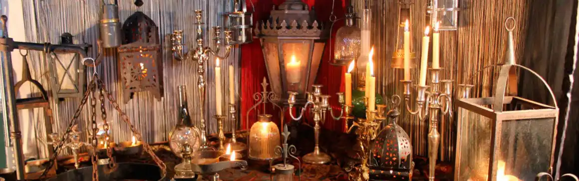 Alquiler de tiendas de campaña de todos los tipos y tamaños, jaimas, puestos, estructuras y campamentos para ambientación de decorados de Cine y TV.