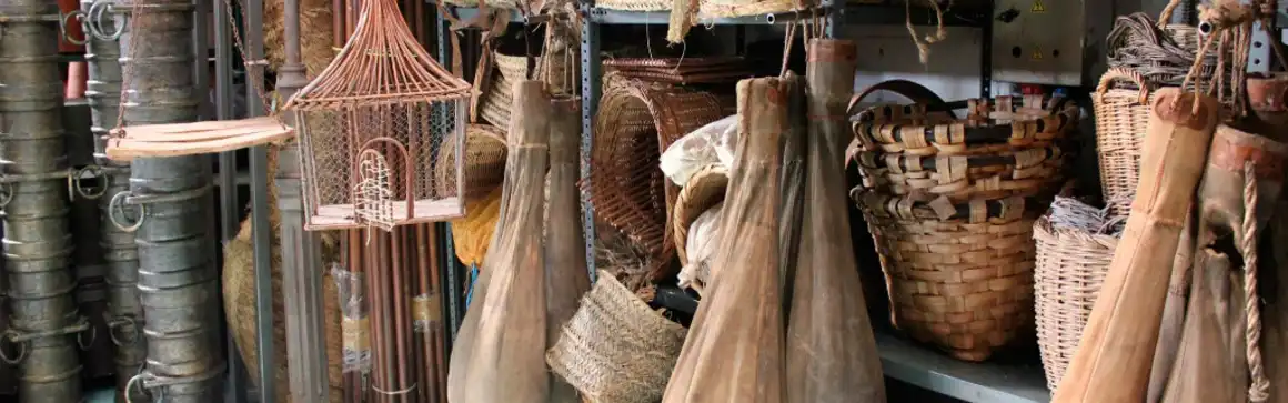 Alquiler de tiendas de campaña de todos los tipos y tamaños, jaimas, puestos, estructuras y campamentos para ambientación de decorados de Cine y TV.