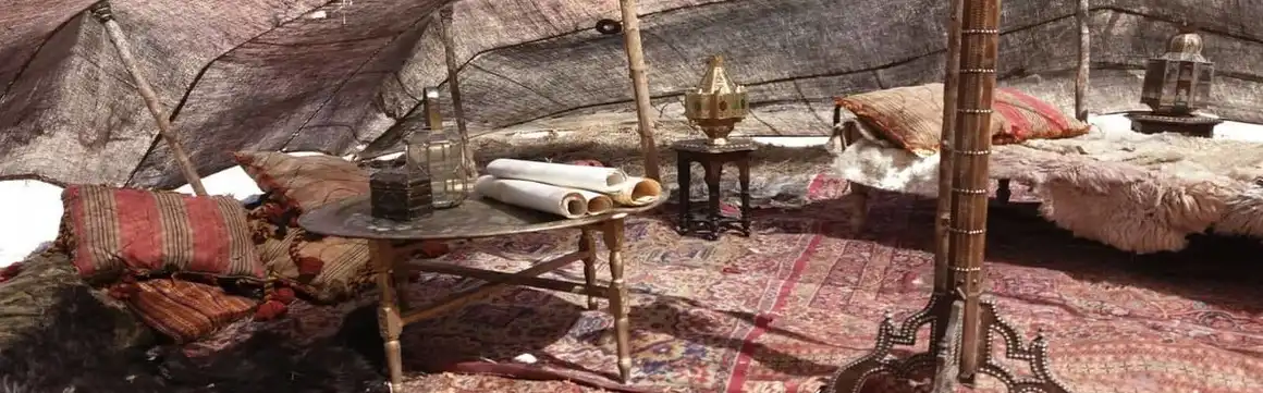 Alquiler de tiendas de campaña de todos los tipos y tamaños, jaimas, puestos, estructuras y campamentos para ambientación de decorados de Cine y TV.