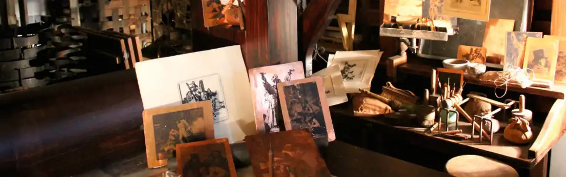 Alquiler de tiendas de campaña de todos los tipos y tamaños, jaimas, puestos, estructuras y campamentos para ambientación de decorados de Cine y TV.