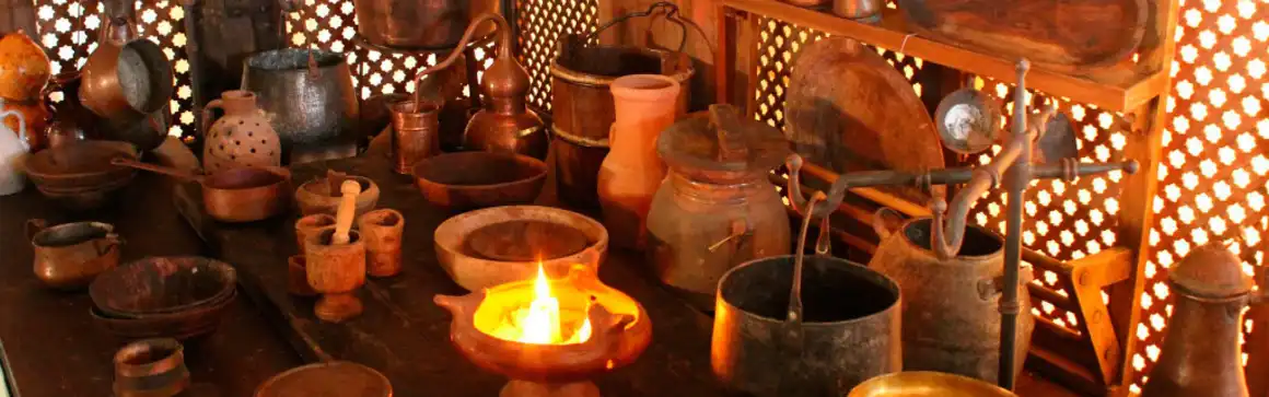 Alquiler de tiendas de campaña de todos los tipos y tamaños, jaimas, puestos, estructuras y campamentos para ambientación de decorados de Cine y TV.