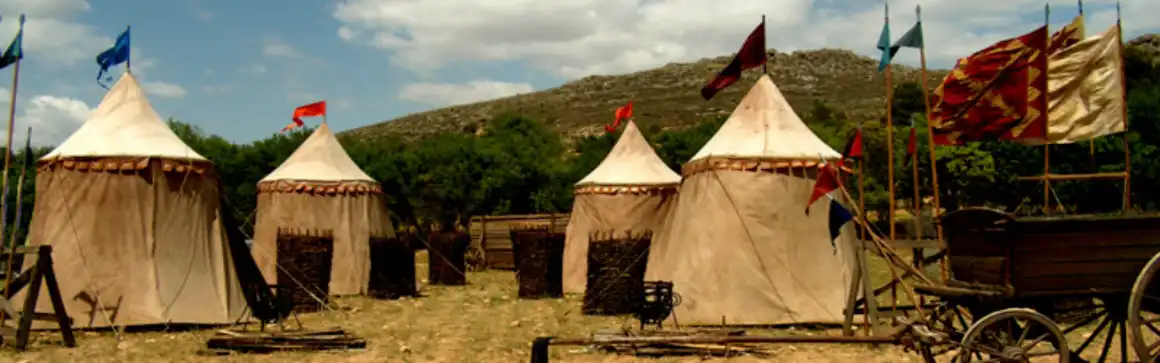 Alquiler de tiendas de campaña de todos los tipos y tamaños, jaimas, puestos, estructuras y campamentos para ambientación de decorados de Cine y TV.