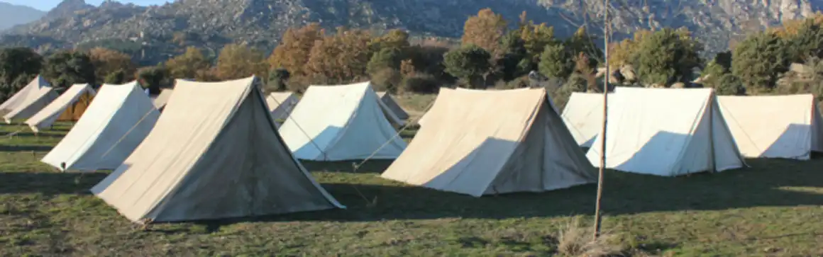 Alquiler de tiendas de campaña de todos los tipos y tamaños, jaimas, puestos, estructuras y campamentos para ambientación de decorados de Cine y TV.