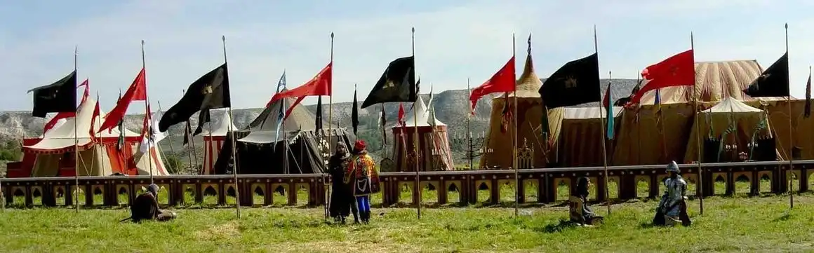 Alquiler de tiendas de campaña de todos los tipos y tamaños, jaimas, puestos, estructuras y campamentos para ambientación de decorados de Cine y TV.