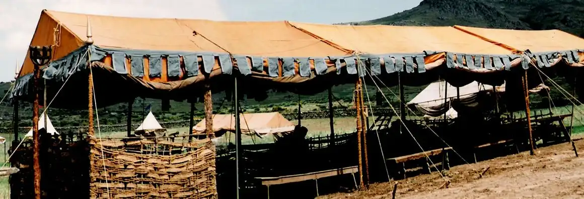 Alquiler de tiendas de campaña de todos los tipos y tamaños, jaimas, puestos, estructuras y campamentos para ambientación de decorados de Cine y TV.