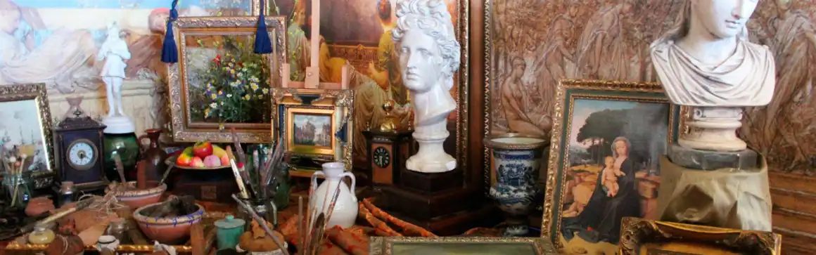 Alquiler de tiendas de campaña de todos los tipos y tamaños, jaimas, puestos, estructuras y campamentos para ambientación de decorados de Cine y TV.