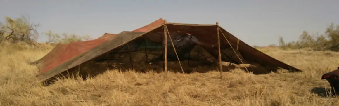 Alquiler de tiendas de campaña de todos los tipos y tamaños, jaimas, puestos, estructuras y campamentos para ambientación de decorados de Cine y TV.